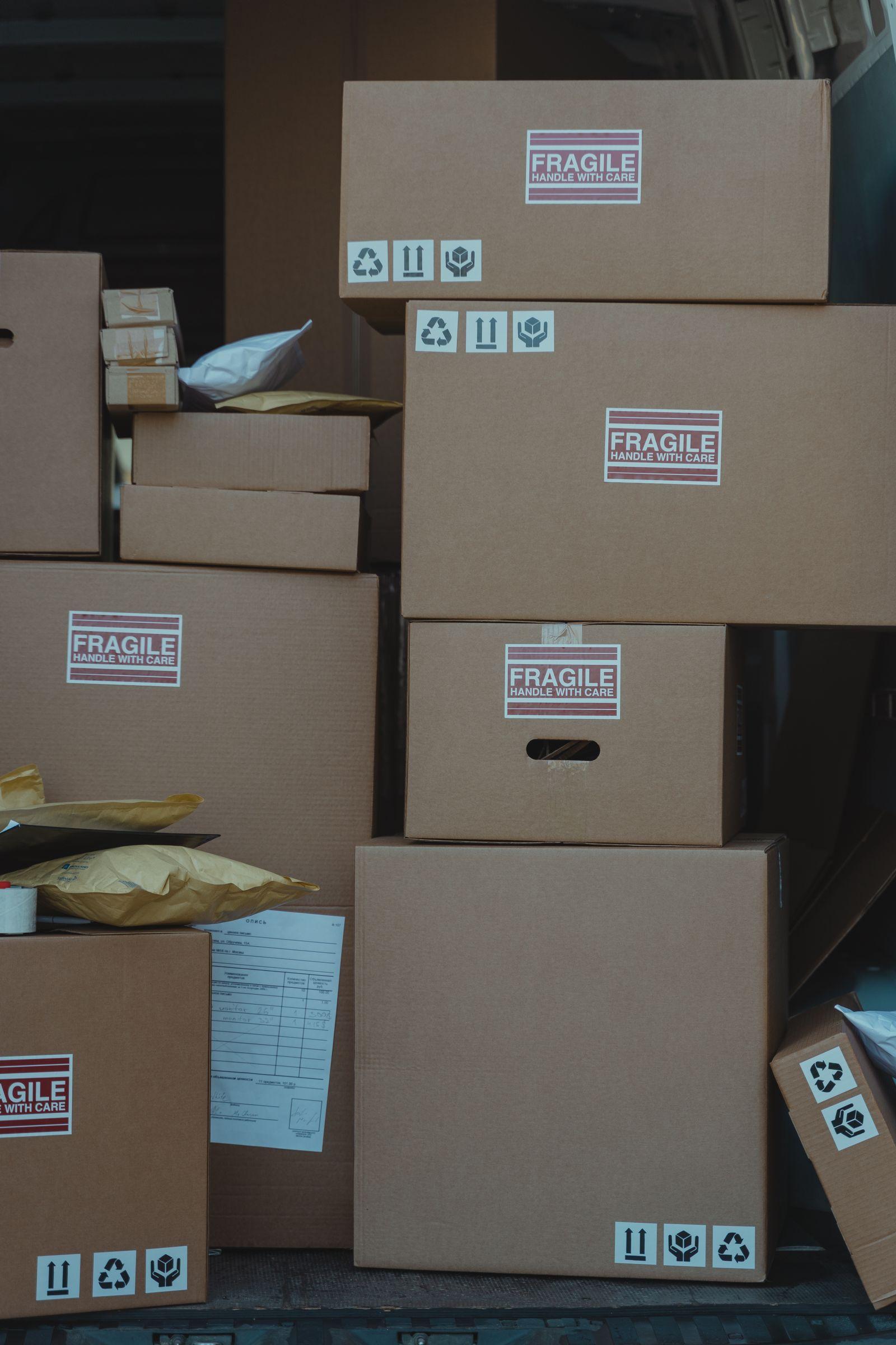 Colis et cartons empilés, prêts à être expédiés depuis une boutique en ligne