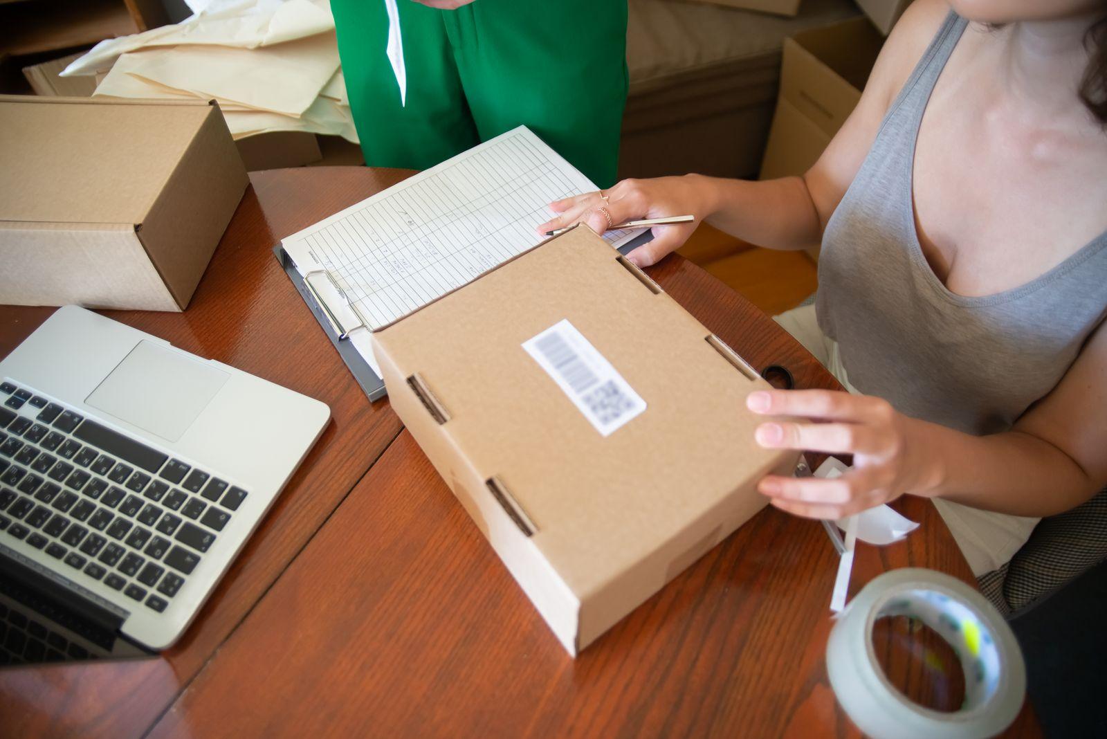 Entrepreneure préparant les colis de commandes pour sa boutique en ligne