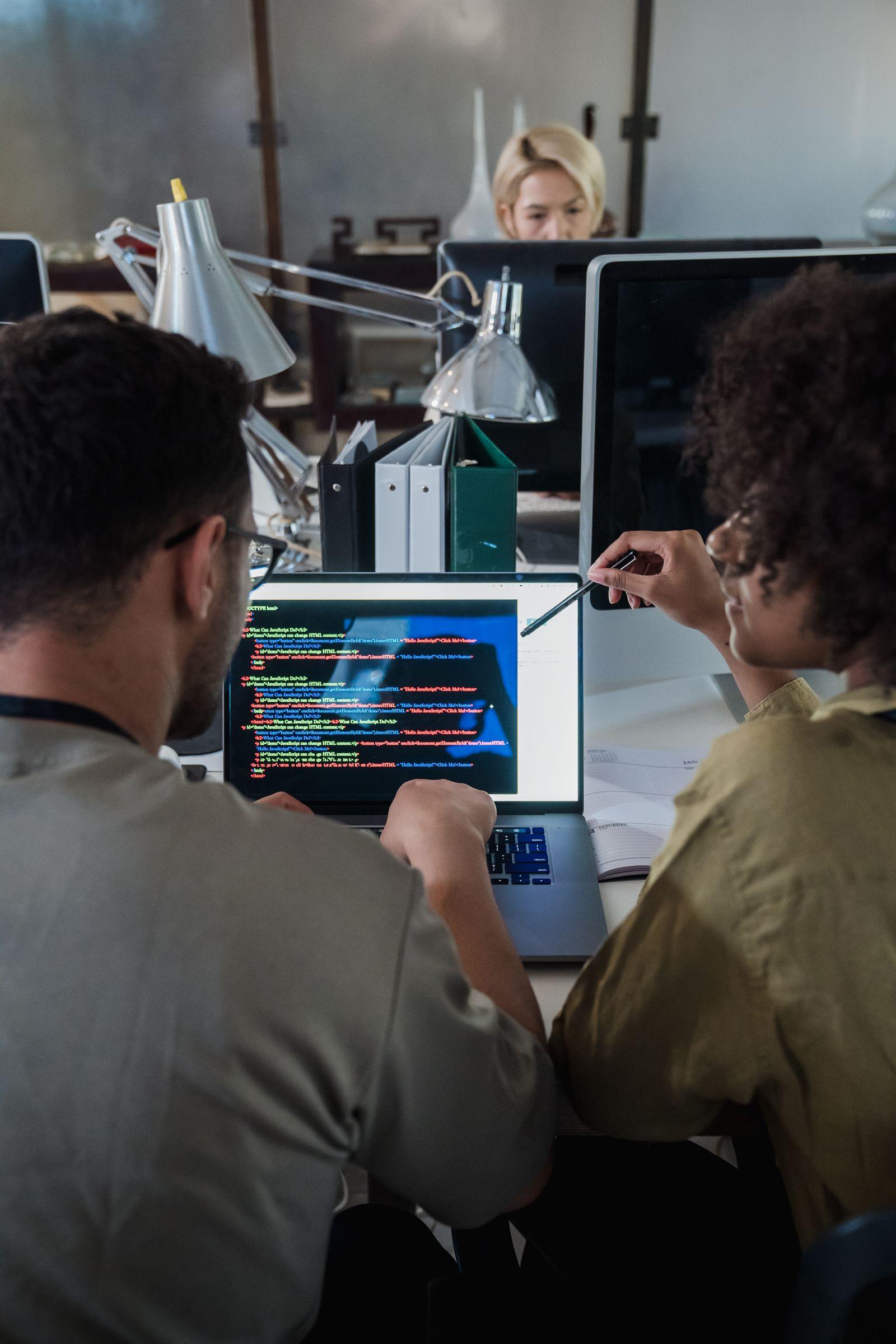 Équipe de développeurs en pleine discussion autour d'un projet de site web