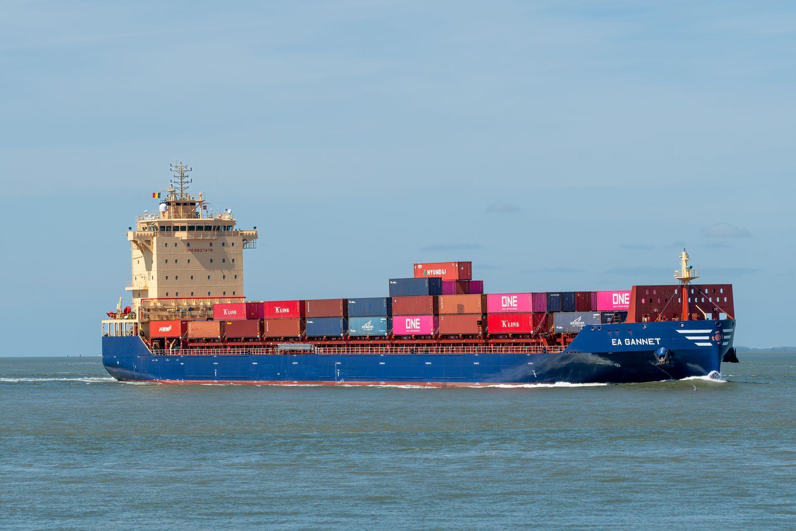 Porte-conteneurs chargé en pleine mer