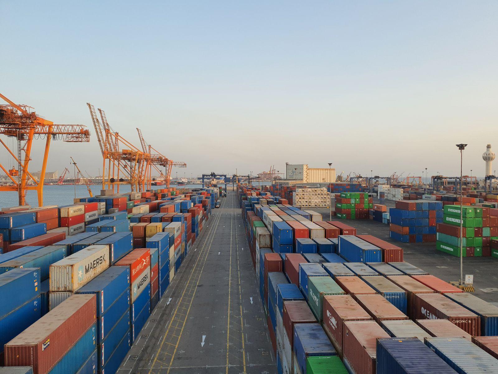 Conteneurs de fret maritime sur un quai portuaire